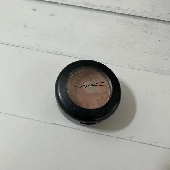 Mac eyeshadow   - Picture 2 of 3